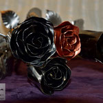 Edelstahlblumen - Edelstahlrosen mit Kupferblüte sowie Edelstahlblüte (© Raven Metall Design)