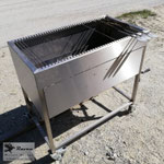 Edelstahlgrill - großer rechteckiger Grill aus Edelstahl mit herausnehmbarem Grillrost (© Raven Metall Design)