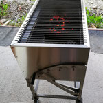 Edelstahlgrill - großer rechteckiger Grill aus Edelstahl mit herausnehmbarem Grillrost (© Raven Metall Design)