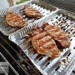 Edelstahlgrill - großer rechteckiger Grill aus Edelstahl mit herausnehmbarem Grillrost - Koteletts (© Raven Metall Design)
