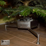 Christbaumständer aus Edelstahl mit Wassertank (© Raven Metall Design)