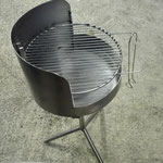 Edelstahlgrill - kleiner runder Grill aus Edelstahl (© Raven Metall Design)