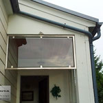 Windfang aus Edelstahl mit Glas (© Raven Metall Design)
