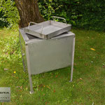 Edelstahlgrill - Kistenbratl aus Edelstahl mit Stahl-Wanne (© Raven Metall Design)