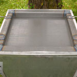 Edelstahlgrill - Kistenbratl aus Edelstahl mit Stahl-Wanne (© Raven Metall Design)