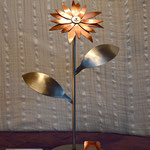 Edelstahlblumen - Edelstahlblume mit Kupferblüte (© Raven Metall Design)