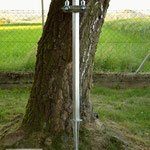 Edelstahlbrunnen - Wassersäule aus Edelstahl mit überflur Anschluss, zwei Auslaufventilen und Erdspieß (© Raven Metall Design)