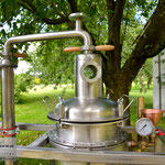 Edelstahlbrennerei - Edelstahldestille mit Druckwasserbad und Rohrbündelkühler (© Raven Metall Design)