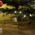 Christbaumständer aus Edelstahl mit Wassertank (© Raven Metall Design)