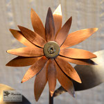 Edelstahlblumen - Edelstahlblume mit Kupferblüte - Detailansicht Kuperblüte (© Raven Metall Design)