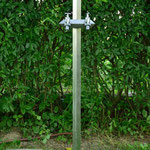 Edelstahlbrunnen - Wassersäule aus Edelstahl mit überflur Anschluss, zwei Auslaufventilen und Erdspieß (© Raven Metall Design)