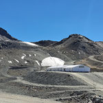 Das weisse hinter den Zelten sind Schneedepots vom letzten Winter