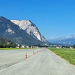 Die Hauptstrasse wird über den Flugplatz Raron umgeleitet - Jan hat das gefallen - Hoffentlich landet kein Flugzeug