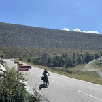 Imposanter Damm - Und endlich wieder mal Asphalt und das Bike holpert nicht - Das war so schön
