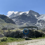 Ein Helikopterlandeplatz und ein ausgedientes Tourbinenschaufelrad