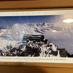 Es handelt sich um die spektakulärste und höchst gelegene Hütte der Alpen 4554m! Sie liegt auf dem Gipfel der Signalkuppe / Punta Gnifetti