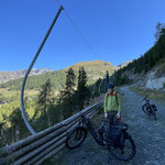 Die schmäleren Pisten haben oft solche Holzgeländer damit der Schnee besser und länger bleibt und man weniger beschneien muss - Gute Idee und sieht auch gut aus
