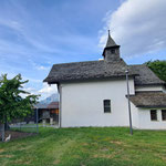 Eine Kirche mit Schindeldach