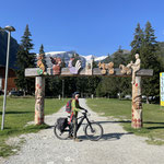 Wir fahren durch einen Park weiter nach Champoluc - Im Hintergrund das Monterosamassiv