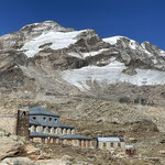 Schöne, alte Gebäude und ganz rechts oben auf dem Grat die "Cabanna Margherita 4554m"
