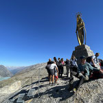 Die Madonna ist auf der Grenze von Italien zur Schweiz - Links im Bild der Mattmark Staudamm