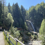 Vor der Goldmine hat es einen Wasserfall