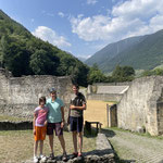Wikipedia: Das Amphitheater wurde zu Beginn des zweiten nachchristlichen Jahrhunderts in der römischen Stadt Forum Claudii Vallensium, Hauptort des damaligen Vallis Poenina in Germania superior, dem heutigen Martigny im Schweizer Kanton Wallis, errichtet