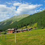 Recht viele Häuser, wenn man bedenkt, dass man nur im Sommer darin wohnen kann, weil im Winter das Tal und die Strasse wegen Lawinengefahr gesperrt sind