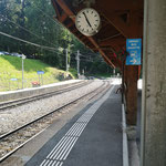 Der Zug fährt weiter nach Chamonix - Der Mont-Blanc Express Der Königsweg zum Mont Blanc - Als Bindeglied zwischen Flachland und Gebirge, der Schweiz und Frankreich verbindet der Mont-Blanc-Express seit mehr als einem Jahrhundert Martigny mit Chamonix