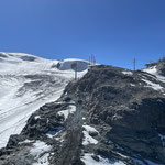 Rechts die Testa, links das Sommerskigebiet wo bald die Weltcupabfahrt durchgeht und in der Mitte die neue Zufahrtspiste im Felsen zur Hütte, weil der Gletscher wegschmilzt.