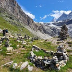 Vor der Hütte hat es viele Steinmännchen