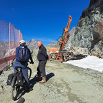 Hier ist alles in Bewegung und man bohrt durch den Permafrost um die Schichten zu analysieren