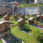 Ein spezieller Friedhof mit vielen kleinen Holzhäuschen - Wie in einem Zwergenland