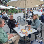 Danach gehen wir mit Teresio Valesia und seiner Tocher Daniela (Leiterin vom Tourismusbüro) gemütlich auf den Dorfplatz was trinken