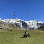 Eine Wiese mit Monterosa Massiv