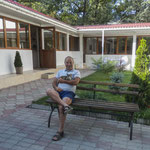 quatieren wir uns im Hof des Hostels ein