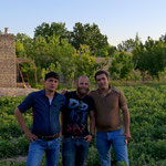 und die Jungs im privaten Garten außerhalb der Stadt