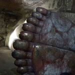 世界遺産の石窟寺院、仏陀の足の両親指が揃っってないのはどういう意味？