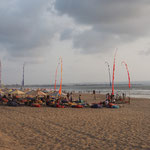 Der Legian-Beach - eine Ansammlung von Sonnenschirmen und Liegen :-) - nicht ganz unsere Welt