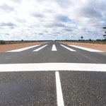Notfall-Landebahn auf dem Highway für den "Royal Flying Doctor Service"
