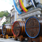 Bierfäßer zum Bierfest vor dem Rathaus