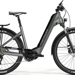 ePASSPORT CC 400 EQ　SILK TITAN（BLACK）インチューブバッテリーを採用した新型ステップインE-BIKE　価格 383,900 円　→　割引あり