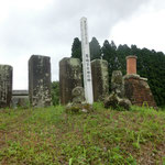 厚地下の田の神。