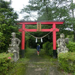 ⑪稲荷神社　鳥居をくぐると