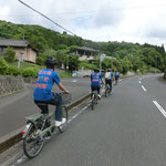 最初の坂を上ります。楽々電動自転車最高です。
