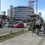 道の向こう側にもうひとつあります。　石灯篭の光で海上の船を誘導していたのか？