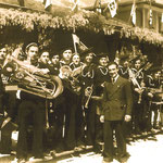 1938. La banda alla stazione treni di Mori. Aspettando il treno con Hitler e Mussolini