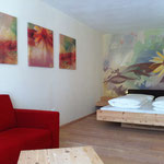 Künstlerische Gestaltung der Hotelzimmer, Vitalhotel Rainer, St. Walburg, Ultental, Südtirol - Arnika-Komfortzimmer - Wandbemalung und Drucke auf Leinwand