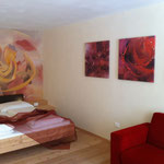 Künstlerische Gestaltung der Hotelzimmer, Vitalhotel Rainer, St. Walburg, Ultental, Südtirol - Rosen-Komfortzimmer - Wandbemalung und Drucke auf Leinwand