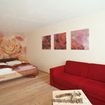 Vitalhotel Rainer, Val d'Ultimo, Alto Adige - pittura su parete e stampe su tela "stanza delle rose"